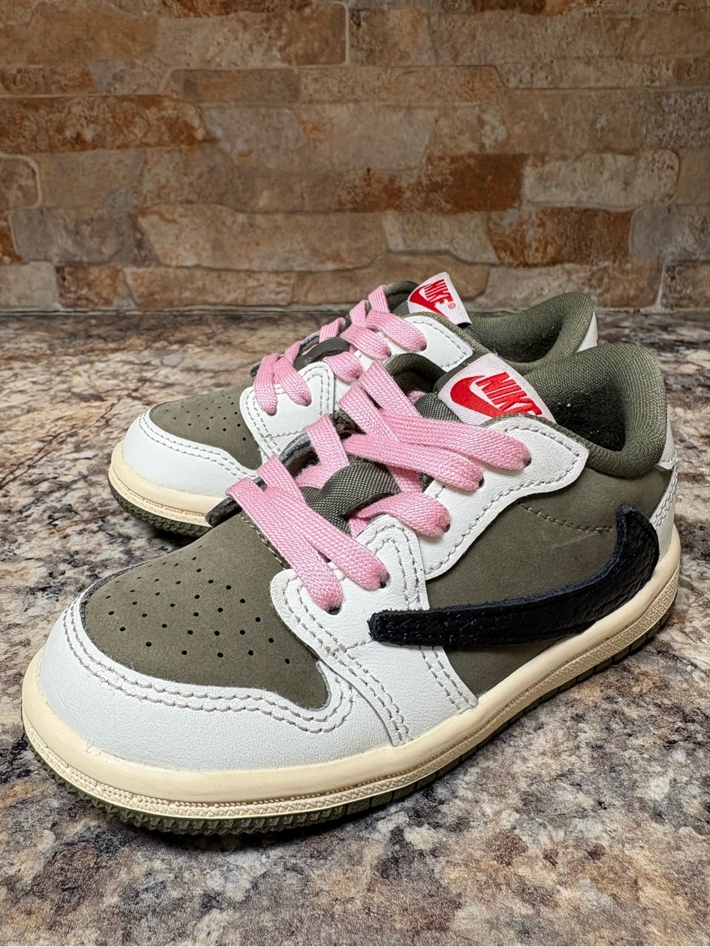 Travis Scott jordan 1 Low medium olive Size 7C Toddler
